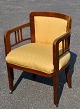 Dansk mahogni 
stol med gult 
stof, 20. årh. 
JugenH.: 85 cm. 
B.: 60 cm. D.: 
56 cm.
Flot stand! 