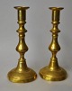 Par engelske 
messing stager, 
19. årh. 
Profileret 
stamme. H.: 
22,5 cm. 
NB: Små buler 
på fod.