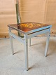 Lille borde i 
metal med 
glasplade, fra 
1970erne.
Det har 
brugsspor.
Højde 48cm 
Bredden 40cm 
...
