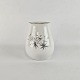 Vase fra 
stellet Henrik. 
Nr. 202
Producent Bing 
& Grøndahl
Stellet Henrik 
er af hvidt ...