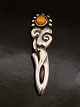 830 sølv art 
nouveau broche 
L. 6,2 cm. med 
rav emne nr. 
590057