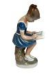 Lyngby 
porcelænsfabrik, 
Pige læser bog. 
Højde 17 cm. 
Flot stand. 
Pris: 525 kr.