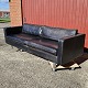 Sort lædersofa.
To huller i 
betrækket under 
bunden. 
"Pølle" 
medfølger.
Slidt og 
falmet ...