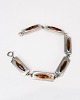Armbånd i tin, 
udsmykket med 
rav, designet 
af Jørgen 
Jensen i 
1960'erne. 
Jørgen Jensen, 
...