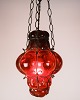 Lampe/Gitter-Pendelleuchte aus den 1950er Jahren aus rubinrotem Glas. Diese einzigartige ...