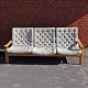 Tre personers 
sofa i 
tremmesofa 
stilen med stel 
af lakeret lyst 
træ og tre 
hynder 
betrukket med 
...