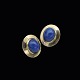 Steen 
Solodziuk. 
Øreklips i 14k 
guld med Lapis 
Lazuli.
Tegnet og 
udført hos Erik 
Steen ...