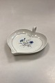 Bing og 
Grøndahl Hvid 
Demeter / 
Kornblomst 
Hjerteformet 
Kagefad No. 
199. Måler 20,5 
cm x 23 cm / 
...
