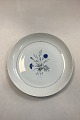 Bing og 
Grøndahl Hvid 
Demeter / 
Kornblomst 
Stort rundt Fad 
No. 20.
Måler 32 cm / 
12,59 in.