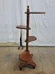 Piedastel i 
bøgetræ, fra 
1990erne.
Den har 
brugsspor.
Højde 94cm 
Diameter 42cm