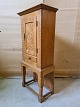 Skab i massivt 
egetræ, fra 
1930erne.
Det har 
brugsspor.
Højde 121cm 
Bredde 53cm 
Dybde 29cm