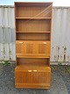 Reol i fineret 
teaktræ, fra 
1960erne.
Den har 
brugsspor.
Højde 208cm 
Bredde 89cm 
Dybde 42cm