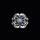 Georg Jensen. 
Ring i 
sterlingsølv 
med månesten 
#10 - Moonlight 
Blossom
Tegnet af 
Georg Jensen 
...