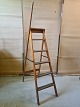 Stige i massivt 
fyrretræ, fra 
1930erne.
Den har 
brugsspor.
Højde 194cm 
Øverste trin 
højde 149cm