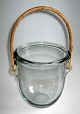 Holmegård 
isspand med 
basthank. 
Søblåt glas. 
H.: 21 cm. 
Stemplet: 
Holmegård 1961.