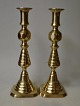 Et par antikke 
engelske 
messing stager, 
19. årh. 
Stemplet. H.: 
27,5 cm. 
Perfekt stand!