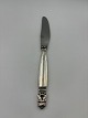 Georg Jensen 
Kongebestik 
Middagsknive 
med lange blade
Længde 23 cm 
bladlængde 10 
cm 
Stemplet ...