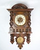 Antikt vægur 
fra 1920'erne, 
fremstillet af 
Junghans i 
nøddetræ.
Mål: H:75cm 
B:40cm D:19cm
