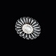 Bernhard Hertz 
Marguerit / 
Daisy broche i 
sterlingsølv 
med sort emalje 
- 36mm
Udført hos ...