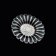 Bernhard Hertz 
Marguerit / 
Daisy broche i 
sterlingsølv 
med sort emalje 
- 43mm
Udført hos ...