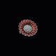 Bernhard Hertz 
Marguerit / 
Daisy broche i 
sterlingsølv 
med rød emalje 
- 25mm
Udført hos ...