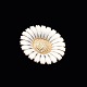 Bernhard Hertz 
Marguerit / 
Daisy broche i 
forgyldt 
sterlingsølv 
med hvid emalje 
- 43mm.
Udført ...