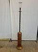 Standerlampe i 
metal, fra 
1950erne.
Den har 
brugsspor.
Højde 164cm 
Diameter på fod 
27cm