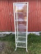 Udstillingsskab 
i metal og glas 
- med 
glashylder, Pæn 
brugt stand, 
180x45x40cm
