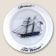 Holmegaard, 
Skibsplatte, 
1972, Skonnert, 
Tre venner, 
19,5cm i 
diameter, 
Design Michael 
Bang ...