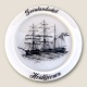 Holmegaard, 
Skibsplatte, 
1979, 
Grønlandskib, 
Hvidbjörnen, 
19,5cm i 
diameter, 
Design Michael 
Bang ...