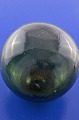 Fin gammel 
fiskekugle af 
grønt glas, 
diameter 12,5 
cm.  flydelod 
til fiskeri. 
