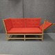 2 personers 
Tremmesofa af 
bøg og med 
hynder i en 
rød/orange 
farve. Nr. 
08-121
Design Børge 
...