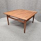Kvadratisk 
sofabord af 
teaktræ 
Design Grete 
Jalk
Bredde 96 cm
Længde 96 cm
Højde 52 cm