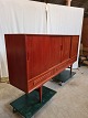Skænk i fineret 
teaktræ, fra 
1960erne.
Den har 
brugsspor.
Højde 109cm 
Bredde 200cm 
Dybde 42cm