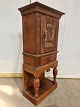 Skab i massivt 
egtræ, fra 
1880erne.
Det har 
brugsspor.
Højde 122cm 
Bredde 58cm 
Dybde 32cm