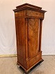 Skab i fineret 
mahogni, fra 
1890erne.
Det har 
brugsspor og 
små defekter.
Højde 152cm 
Bredde ...