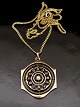 14 karat 
vedhæng 2,8 x 
3,4 cm. med 
ægte perle og 
små safirer med 
14 karat kæde 
49 cm. emne nr. 
...