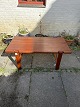 Dansk 
møbeldesign 
sofabord i 
massiv teak. 
Produceret ca. 
1970’erne 
Pæn brugt 
stand. 
Mål: H. ...