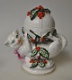 Tysk porcelæns 
figur af  
liggende kat, 
der holder en 
...