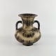 Vase i glaseret 
stentøj 
dekoreret med 
hanke
Formgiver Bode 
Willumsen 
(1895–1987)
Producent ...
