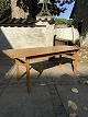 Svensk design 
sofabord i 
delvis fineret 
og massiv 
egetræ. 
Fremstillet 
ca. 1960’erne. 
Pæn brugt ...