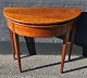Dansk empire 
demi lune 
spillebord i 
mahogni med 
intarsia. ca. 
1810. H.: 78 
cm. D.: 44 cm. 
B.: 88 ...