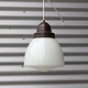 Ældre 
loftslampe med 
opal hvid 
lukket 
glasskærm 
monteret på 
mørkebrunt 
metal
Producent ...