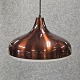 Brun lakeret 
metal pendel 
med lyse ribber 
i bunden
Højde 21 cm
Diameter 36 cm