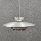 Pendel af 
aluminium. Hvid 
og orange 
indeni
Højde 20 cm
Diameter 50 cm