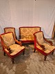 Sofa og 3 lænestole i massivt mahogni, fra 1910erne.Det har defekter og trænger til den store ...
