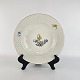 Dyb tallerken i 
porcelæn fra 
stellet Njal. 
Nr. 22
Producent Bing 
& Grøndahl
Njal er af ...