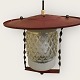 Ældre loftlampe 
i rødmalet 
metal og glas, 
fremstår med 
patinering (se 
foto). Højde 
ca. 20cm