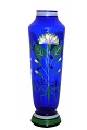 Blå slank vase 
med påmalede 
blomster i Art 
Deco stil. 
Højde 25,5 cm. 
Øverste 
diameter 4,5 
cm. ...