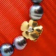 Ole Lynggaard 
guld smykke. 
Charlotte 
Lynggaard for 
Ole Lynggaard; 
Lille 
blomsterlås af 
14 kt. ...